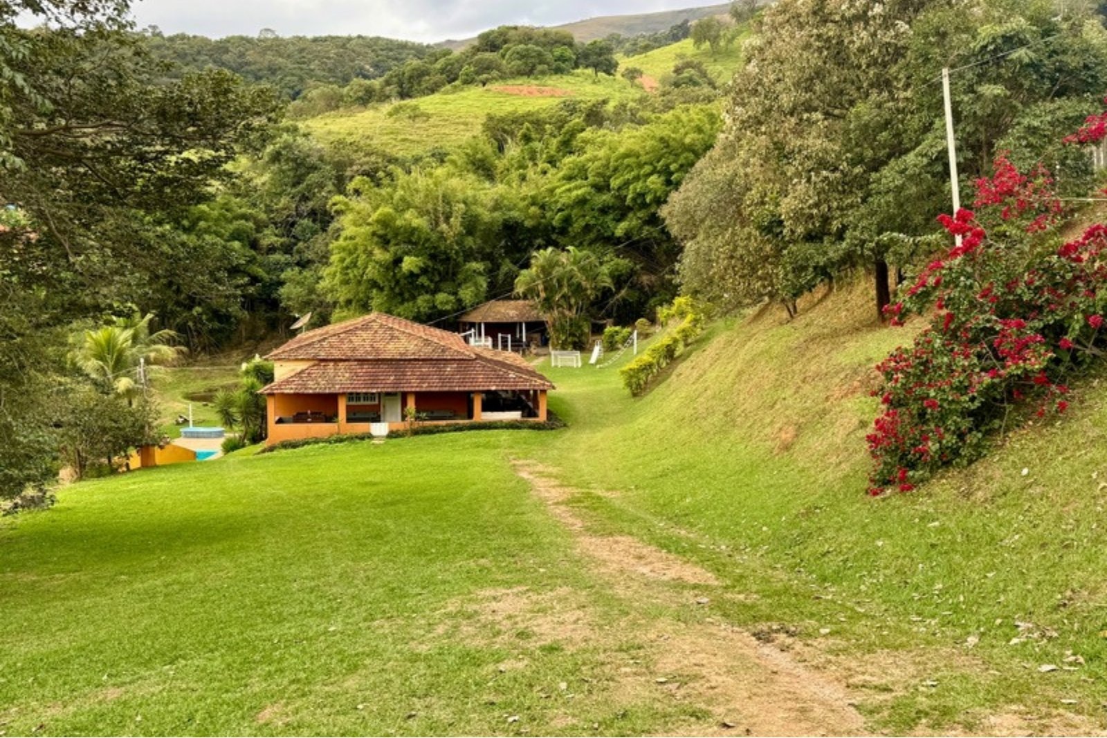 Gramado e jardim de fazenda em Brumadinho