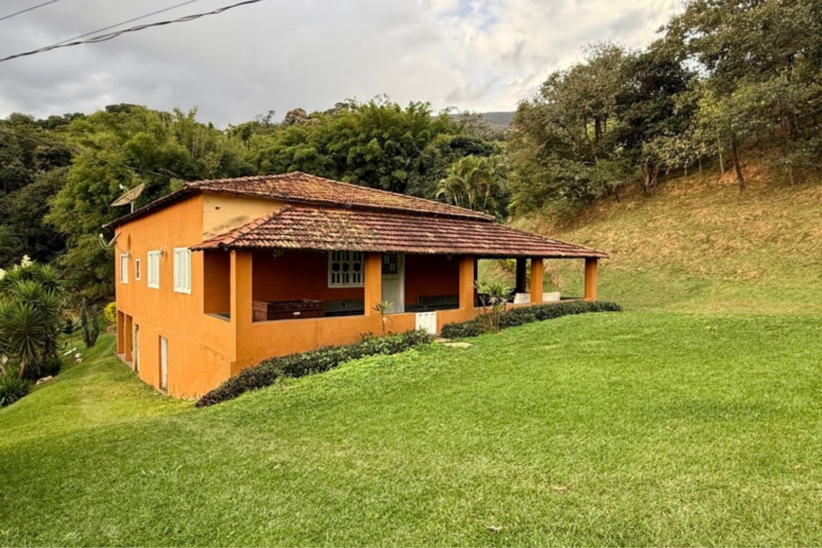 Casa de fazenda com varanda e gramado em Brumadinho
