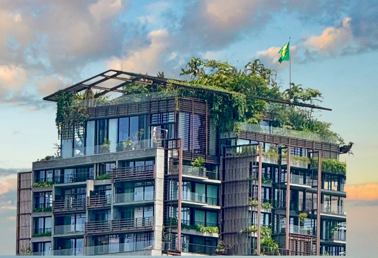 Cobertura da Torre Mata Atlântica, do Rosewood São Paulo, com árvores nas varandas