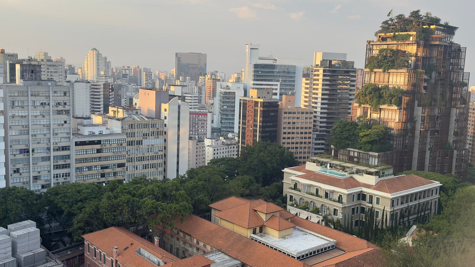 Vista da Cidade Matarazzo entre os prédios da região da Paulista