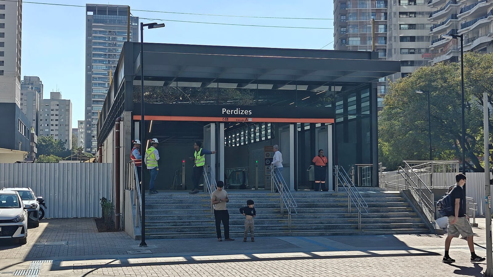 Entrada da estação Perdizes da Linha 6-Laranja do metrô
